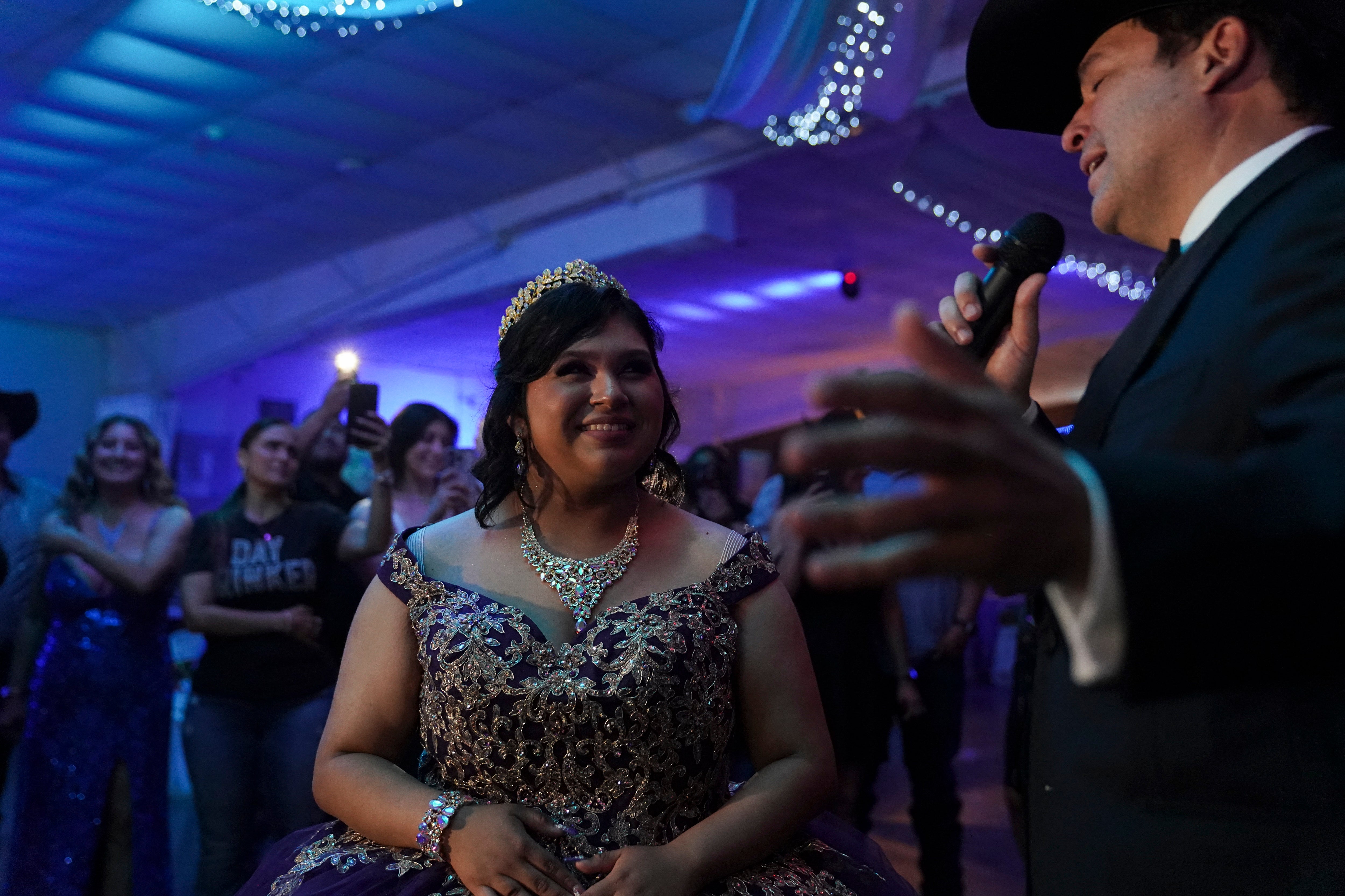 El ganador del Latin Grammy y candidato demócrata por el distrito 15 del Congreso de Texas, Bobby Pulido, canta para Melanie Nieto, de 15 años, durante su fiesta de quinceañera en Edinburg, Texas, el 14 de marzo de 2026