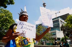 Trabajadores venezolanos piden ingresos dignos y elecciones en nueva protesta ante embajada de EEUU