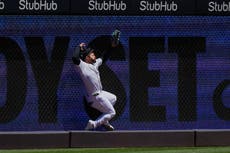 Jasson Domínguez sale del juego de los Yankees tras chocar con la pared del jardín izquierdo