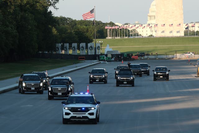 <p>La caravana presidencial atraviesa el estanque reflectante del Monumento a Lincoln, que el presidente comenzó a renovar con un nuevo revestimiento “azul bandera estadounidense”</p>