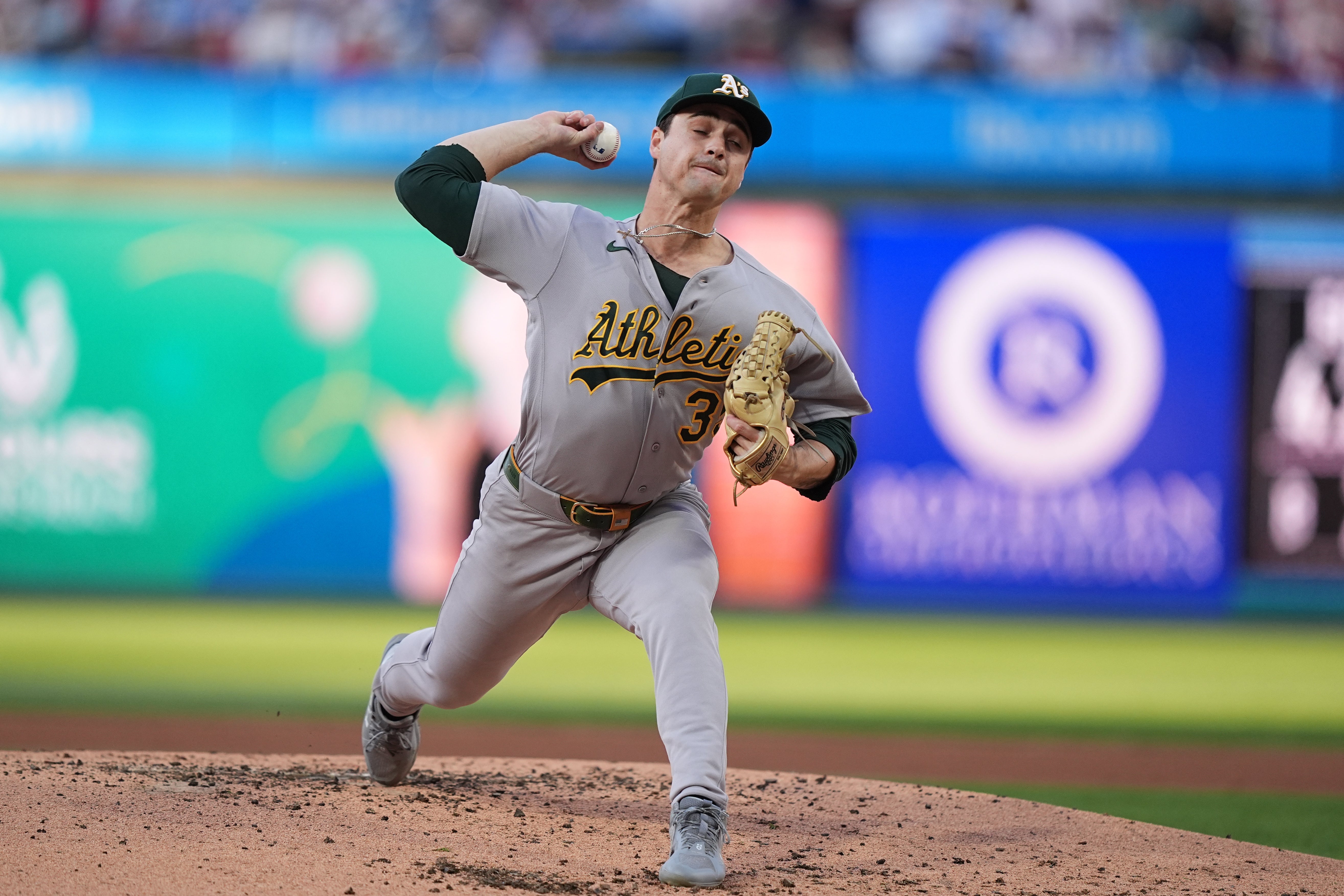 Ginn lanza 8 innings y Atléticos apalean 12-1 a Filis
