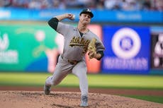 Ginn lanza 8 innings y Atléticos apalean 12-1 a Filis