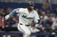Marlins vencen 4-3 a Orioles por error de tiro en la 9na y evitan barrida