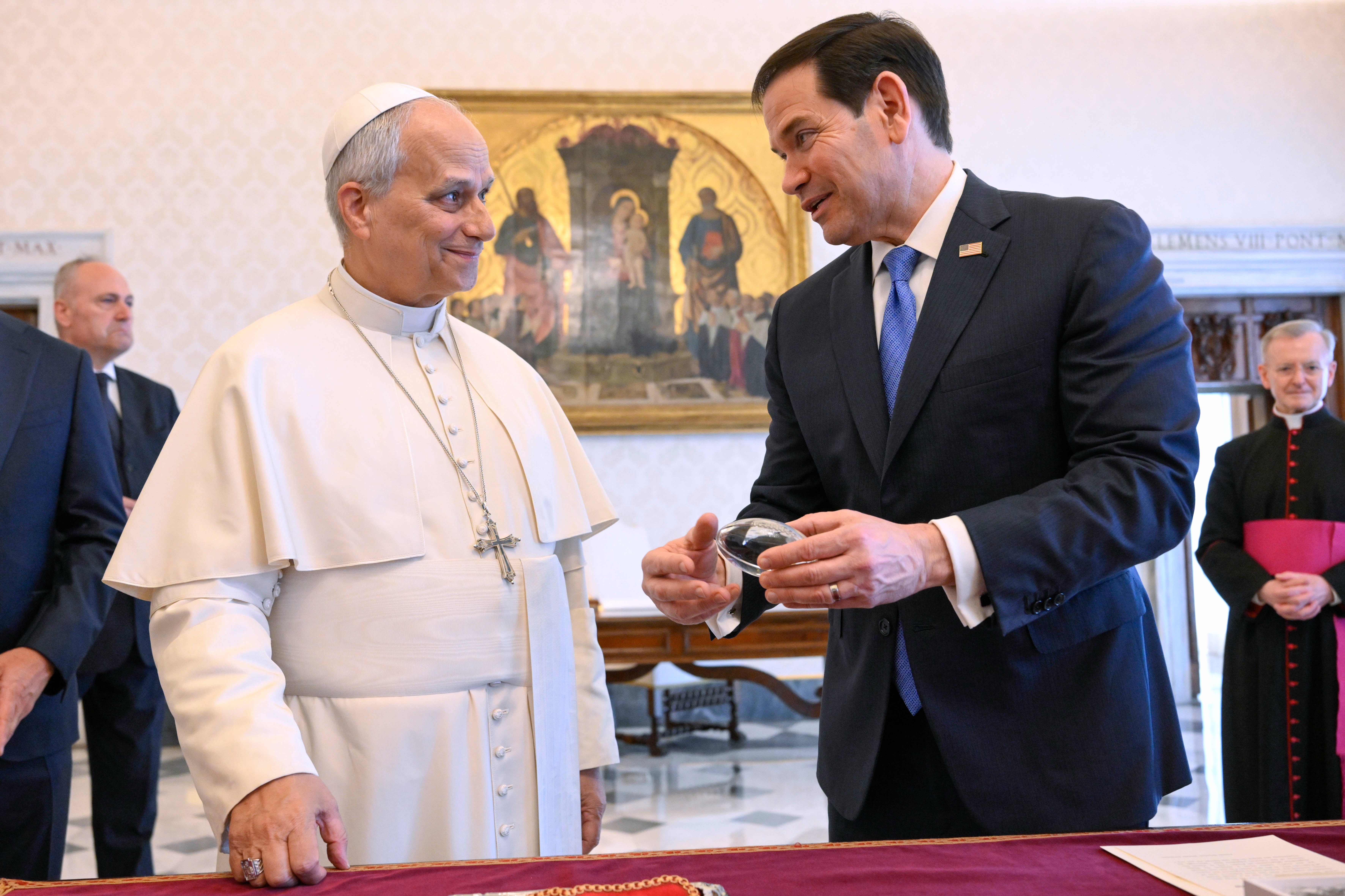 Rubio y el papa intercambiaron obsequios diplomáticos en el Vaticano, mientras que Trump sigue arremetiendo contra el pontífice con afirmaciones falsas sobre su postura respecto a Irán y las armas nucleares