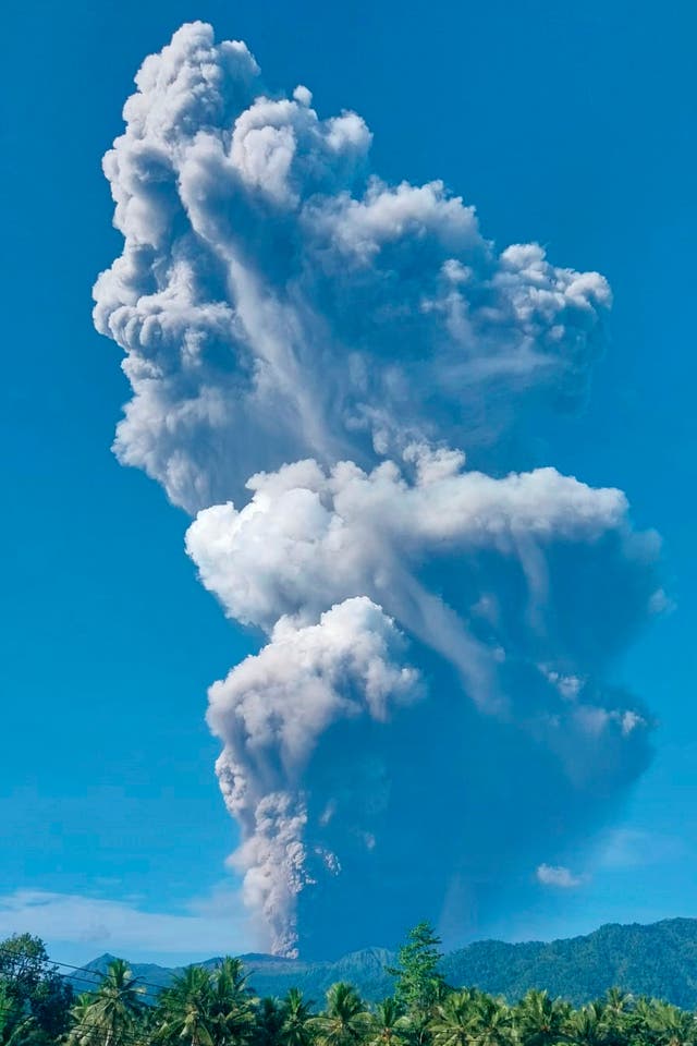 INDONESIA-VOLCÁN-ERUPCIÓN