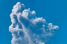 Mueren al menos 3 excursionistas por erupción volcánica en isla de Indonesia