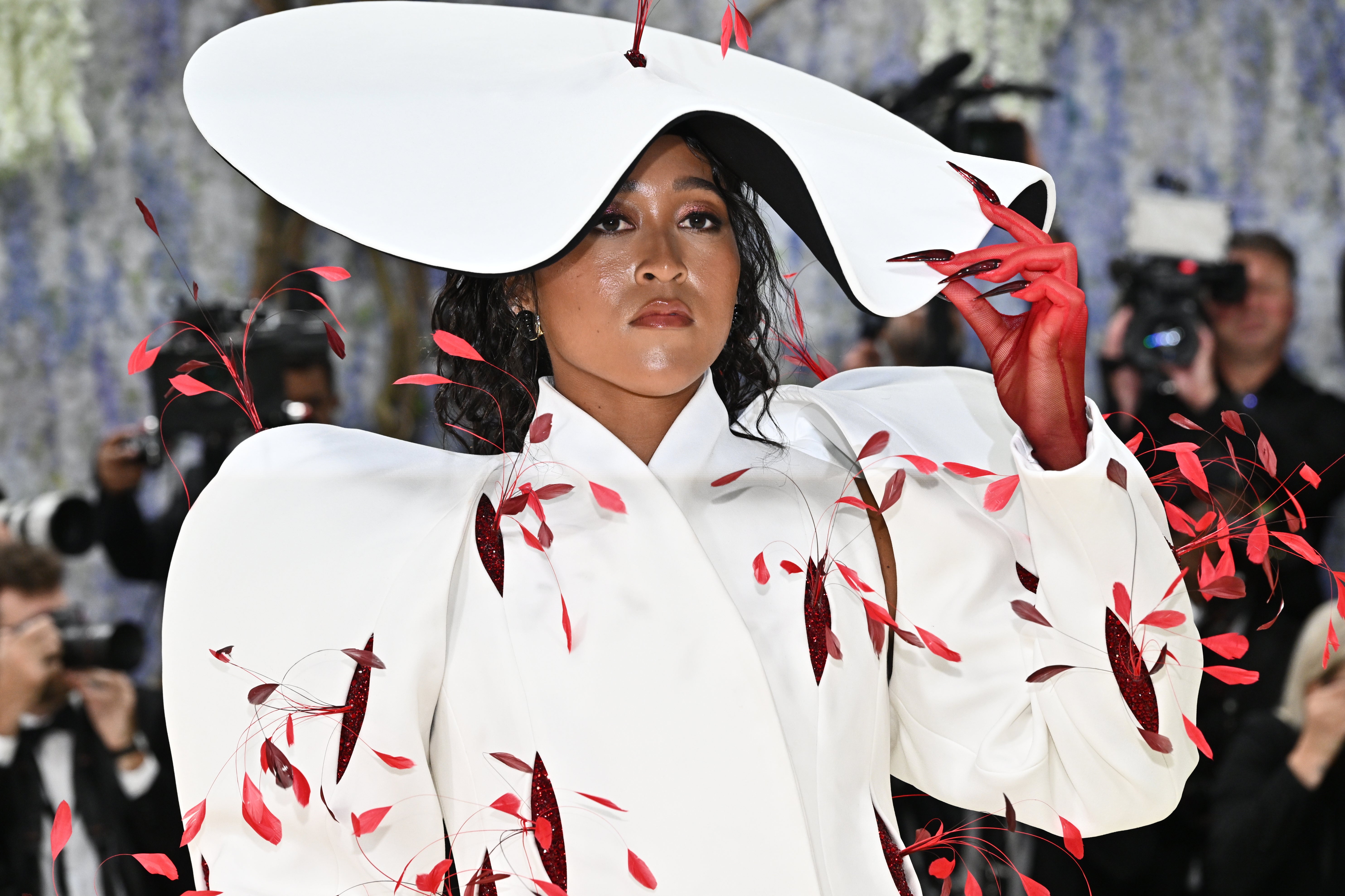 Naomi Osaka recuerda su llamativo atuendo de la Met Gala en el Grand Slam de la moda