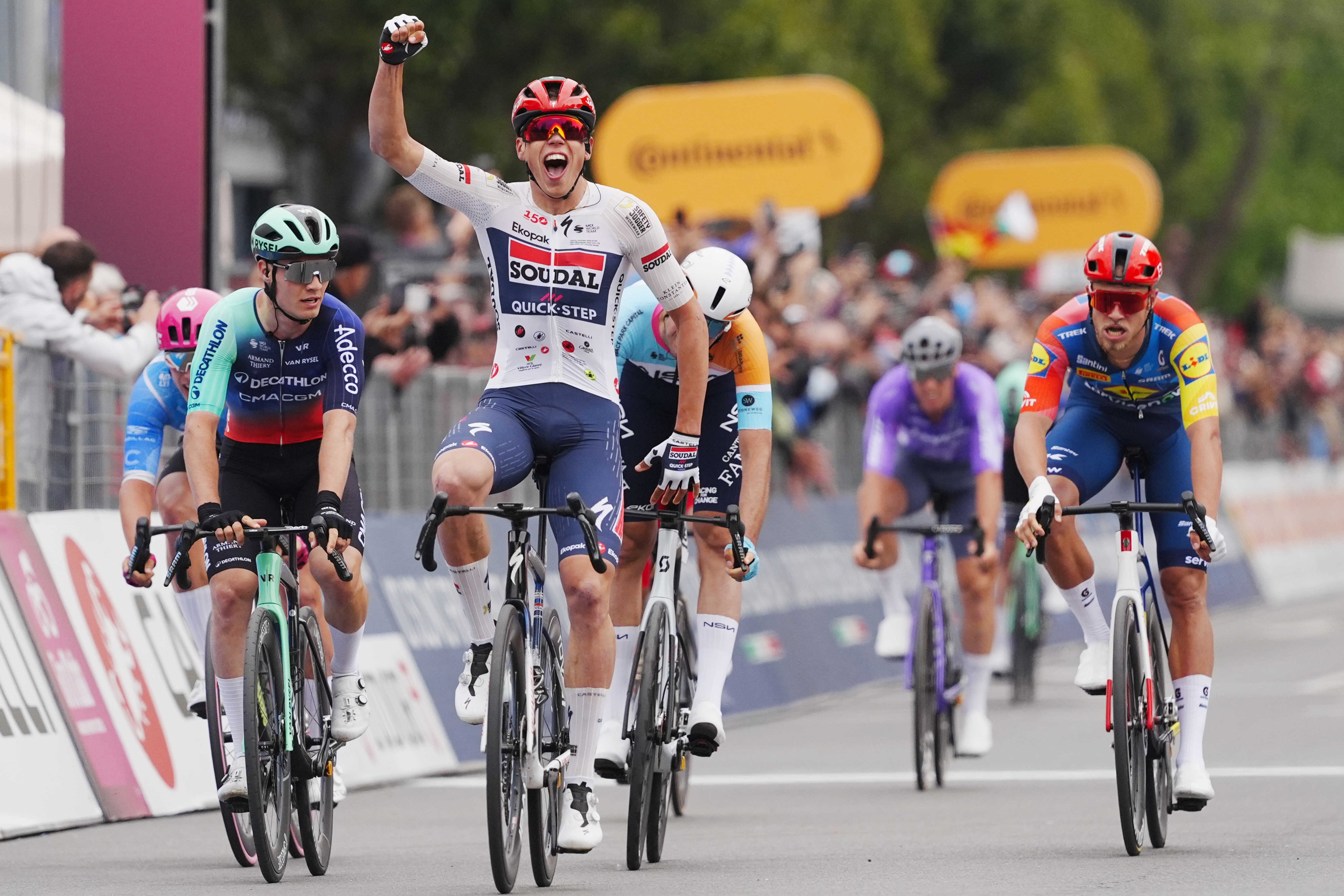 Vingegaard inicia su búsqueda del triplete de Grandes Vueltas. Magnier gana 1ra etapa del Giro