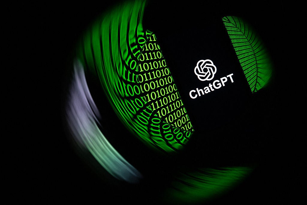 El logotipo del chatbot de inteligencia artificial ChatGPT, de OpenAI, fotografiado en Mulhouse, al este de Francia, el 11 de febrero de 2025