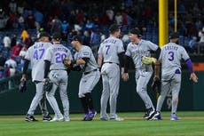 Troy Johnston conecta hit de la ventaja en la 11ma y Rockies vencen a Filis por 9-7