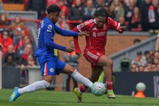 Liverpool se conforma con empate 1-1 ante Chelsea entre abucheos en Anfield