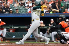 Jonrón de Rooker y labor de Civale en 5 entradas dan triunfo a A's 6-2 ante Orioles