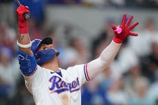 Josh Jung y Justin Foscue pegan jonrones y Rangers frenan racha de 10 triunfos de Cachorros
