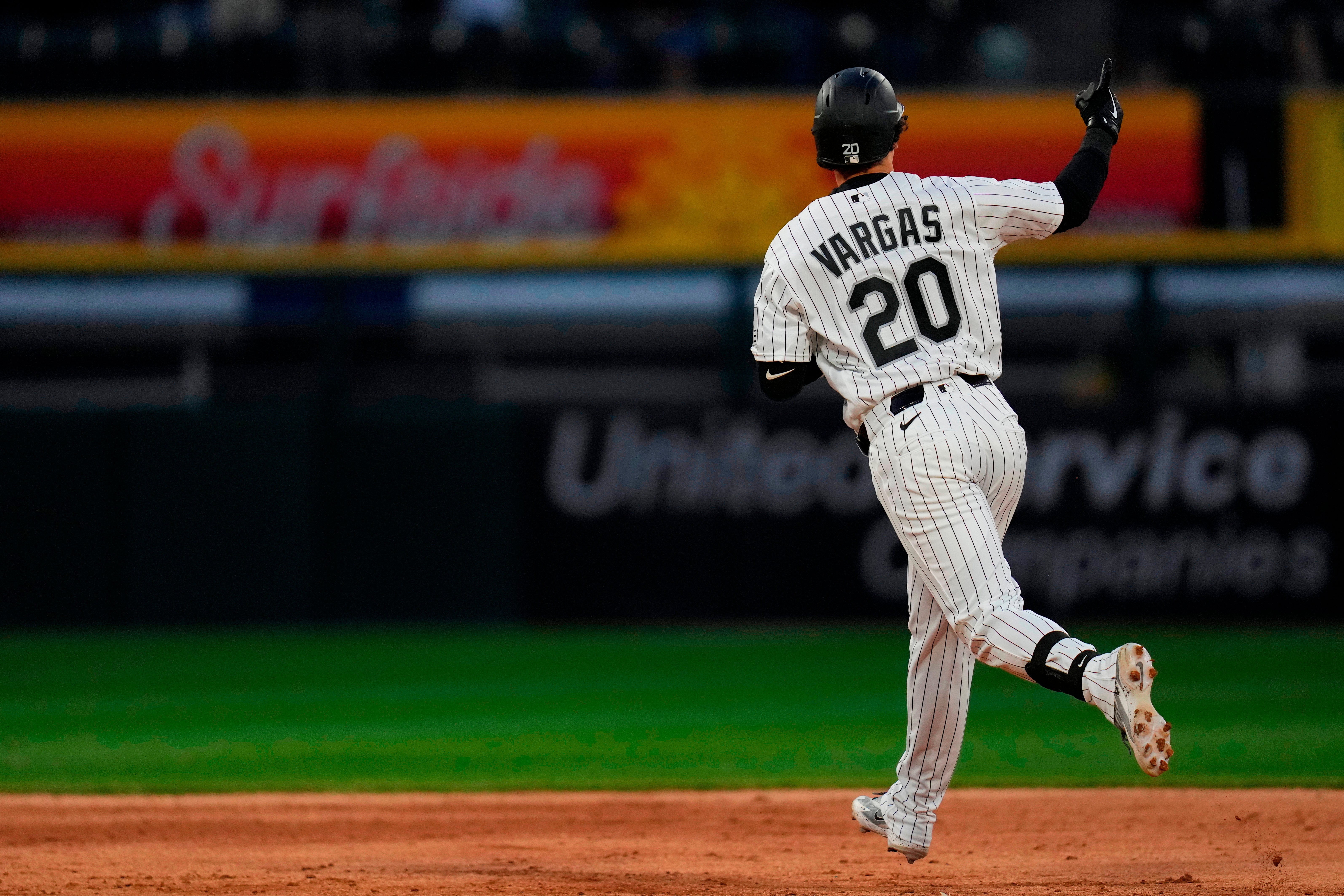 Miguel Vargas conecta 2 jonrones y Medias Blancas vencen a Luis Castillo y Marineros por 6-1