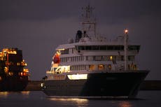 Crucero afectado por hantavirus llega a Tenerife, en el archipiélago español de Islas Canarias