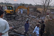 Suben a 14 los muertos en un atentado suicida en Pakistán. Facción talibán se atribuye el ataque