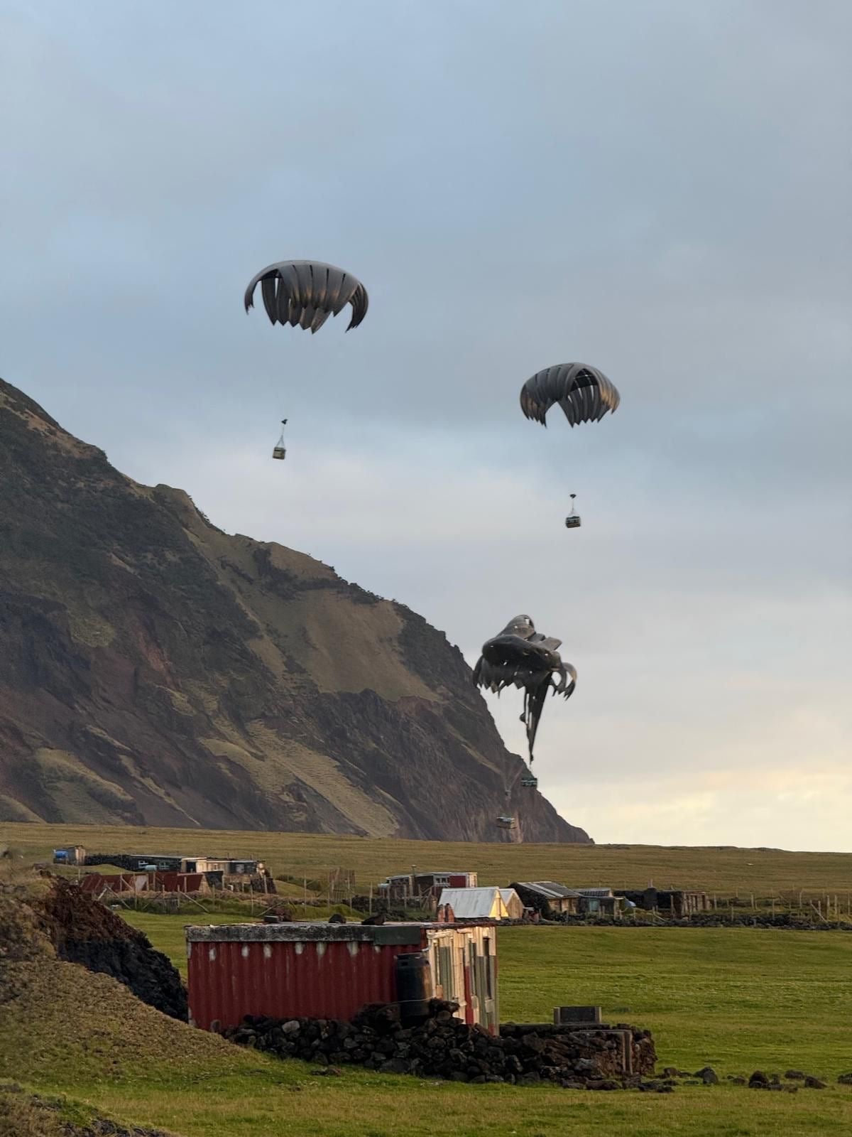 Un equipo especializado del ejército y personal médico fueron lanzados en paracaídas sobre el territorio británico de ultramar Tristan da Cunha