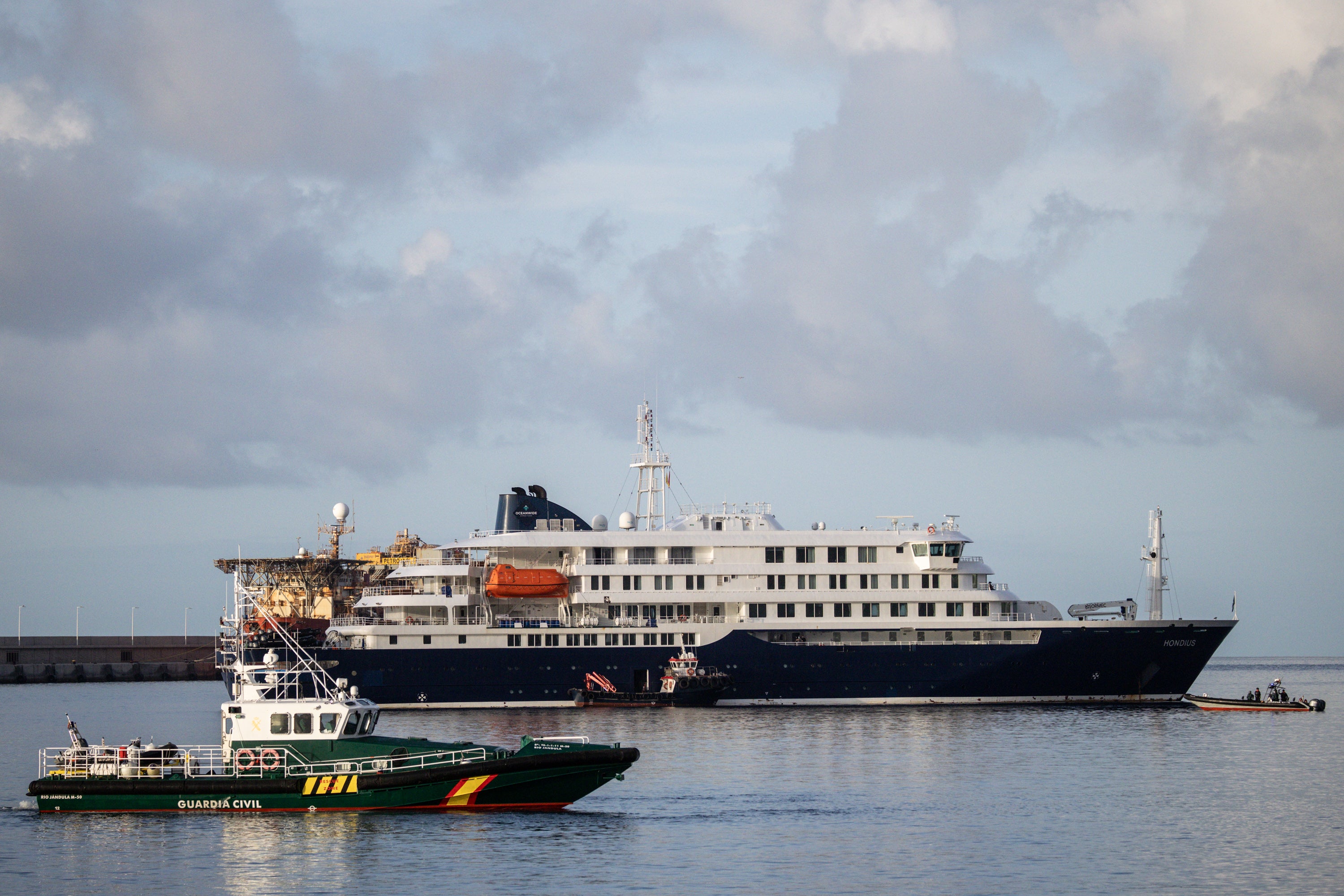 Embarcaciones de la Guardia Civil rodean al MV Hondius tras su llegada al puerto de Granadilla