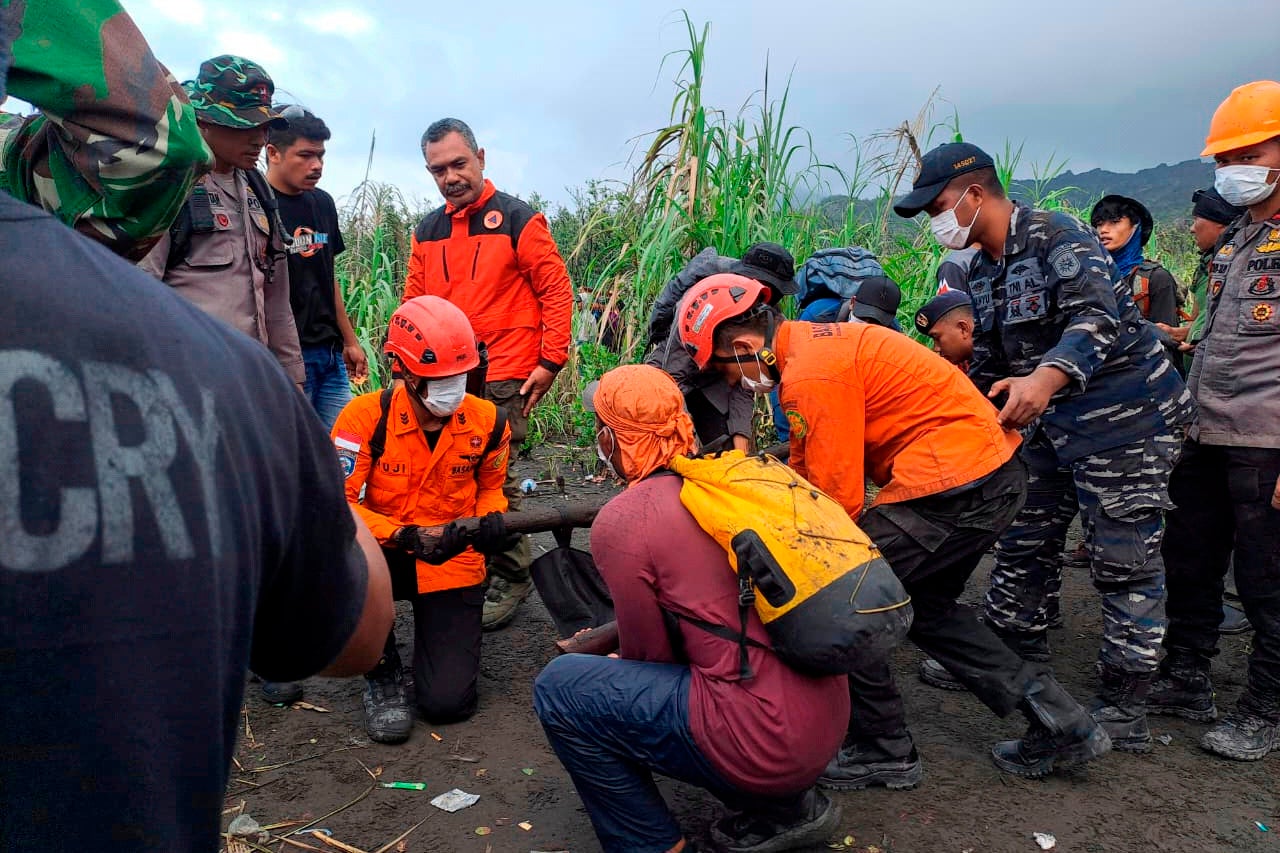INDONESIA-VOLCÁN-ERUPCIÓN