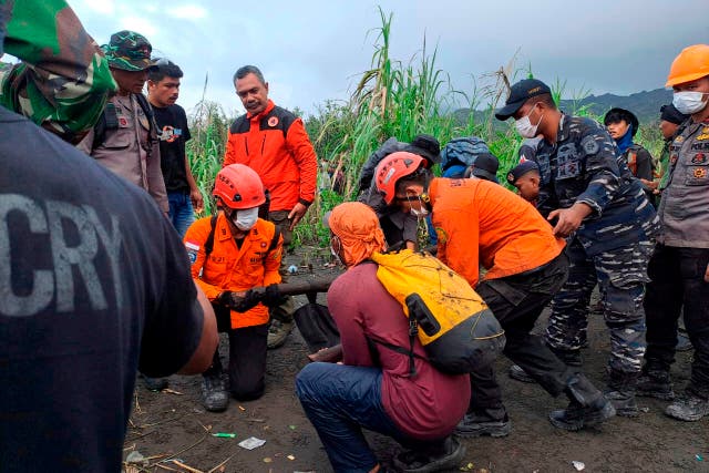 INDONESIA-VOLCÁN-ERUPCIÓN