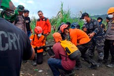 Recuperan cuerpos en un volcán de Indonesia tras una erupción que mató a 3 montañeros