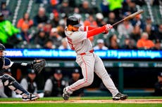 Venezolano Willson Contreras sale del juego de Medias Rojas con mano magullada tras pelotazo