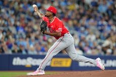 Adell conecta 2 jonrones solitarios y Angelinos vencen 6-1 a Azulejos para evitar barrida