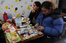 Argentinos palpitan el Mundial con otra competencia: el intercambio de cromos