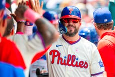 Schwarber pega 2 jonrones, Filis vencen 6-0 a Rockies y mejoran a 10-3 con Mattingly