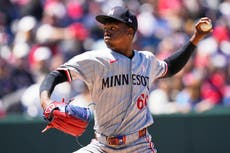 Clemens y Rojas guían a los Mellizos a victoria 5-4 sobre los Guardianes