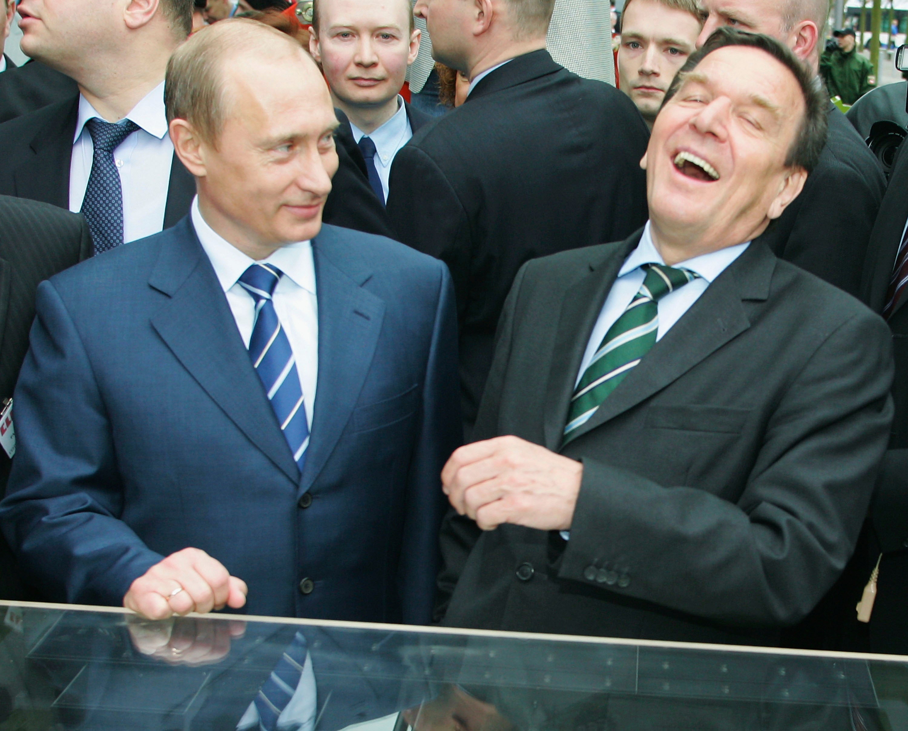 El líder ruso Vladímir Putin y el entonces canciller alemán Gerhard Schröder se reúnen en la Feria de Hannover en 2005