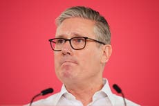 Starmer promete acercar a Reino Unido a la UE mientras enfrenta peticiones de renuncia
