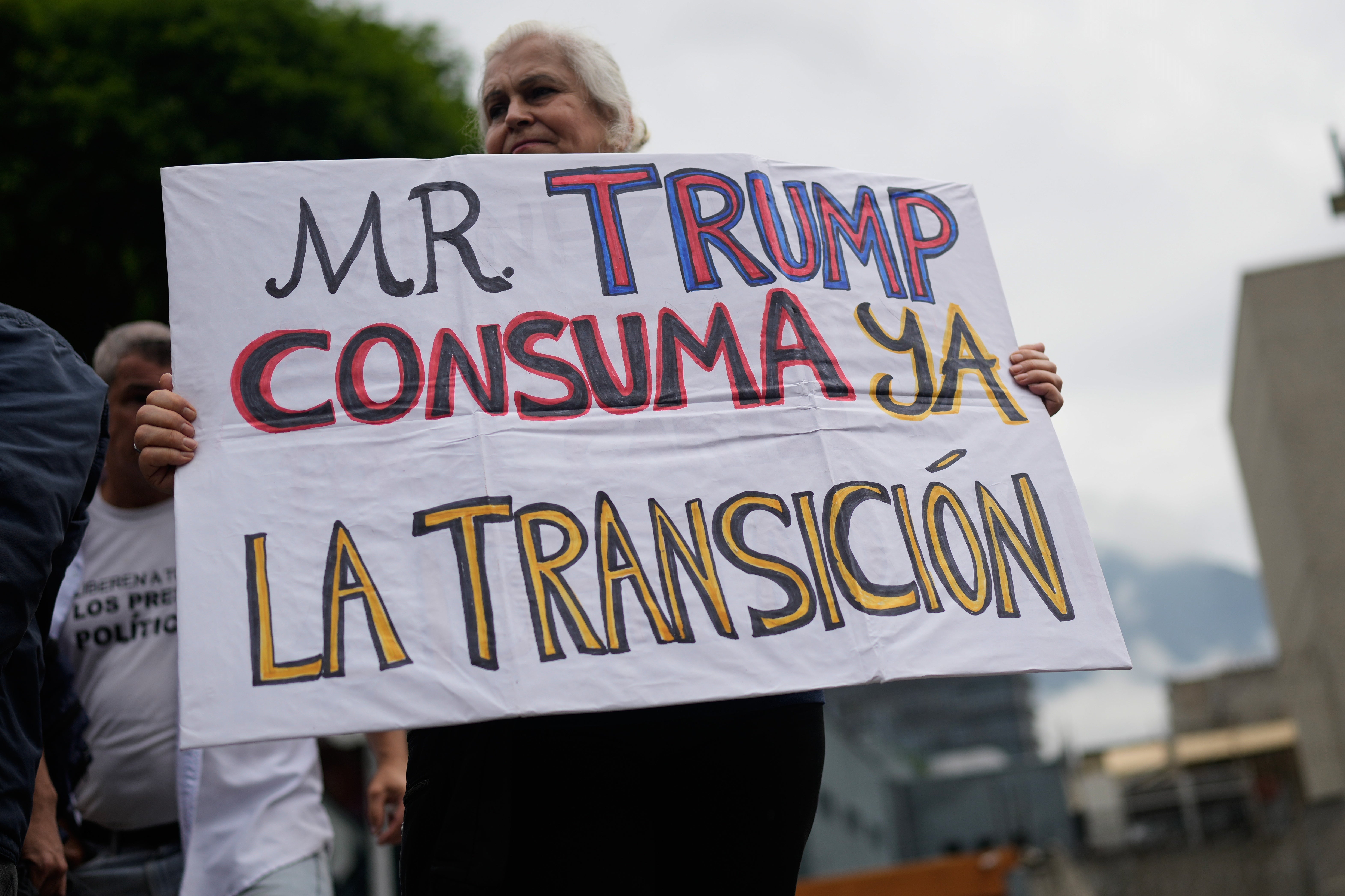 Los manifestantes en Caracas instaron a Trump a “[consumar] la transición ya” en las manifestaciones en las que exigían elecciones democráticas tras la detención de Maduro