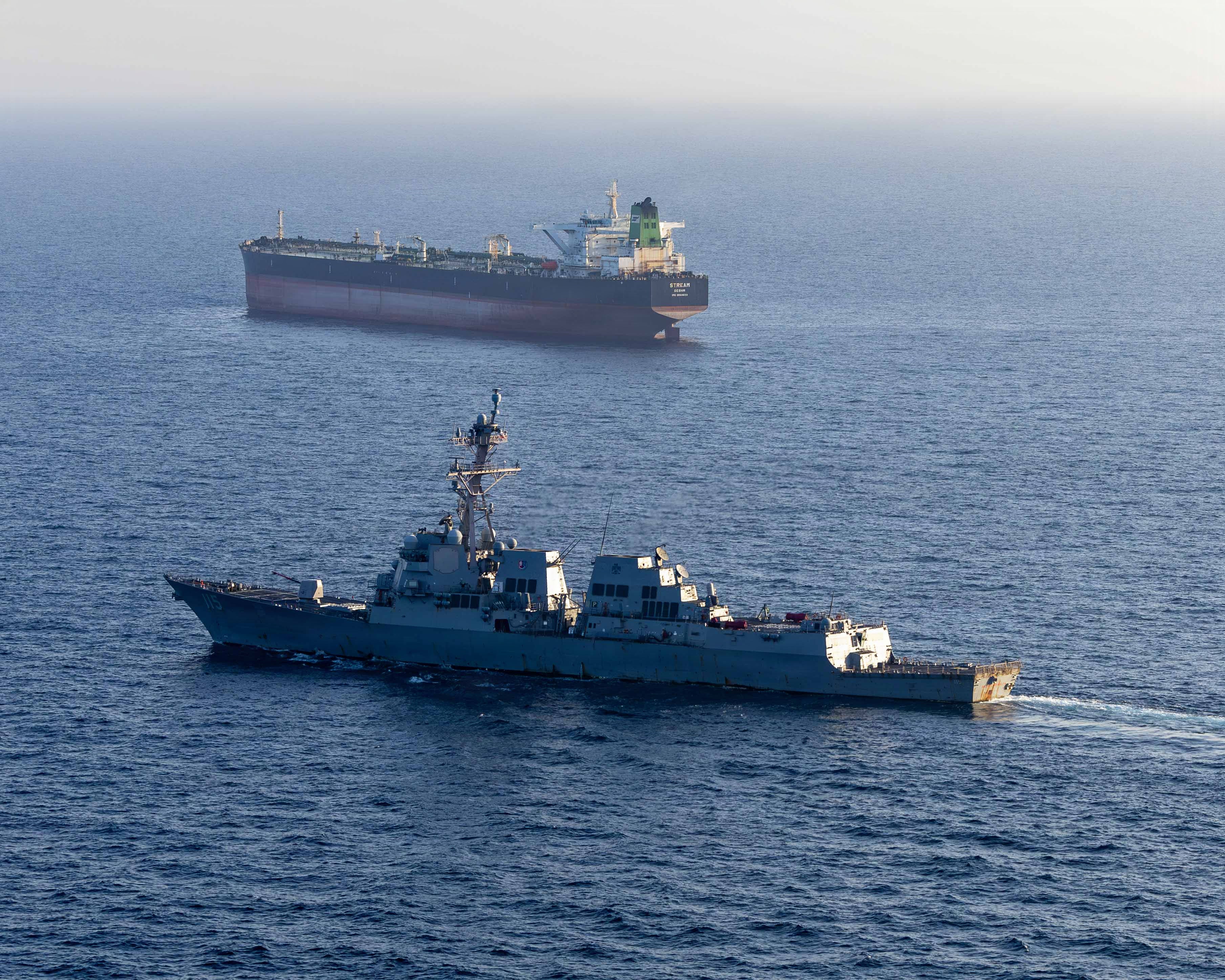 El USS Rafael Peralta (DDG-115) ejecuta un bloqueo marítimo contra un buque con bandera iraní que intentaba dirigirse a un puerto de Irán, el 26 de abril
