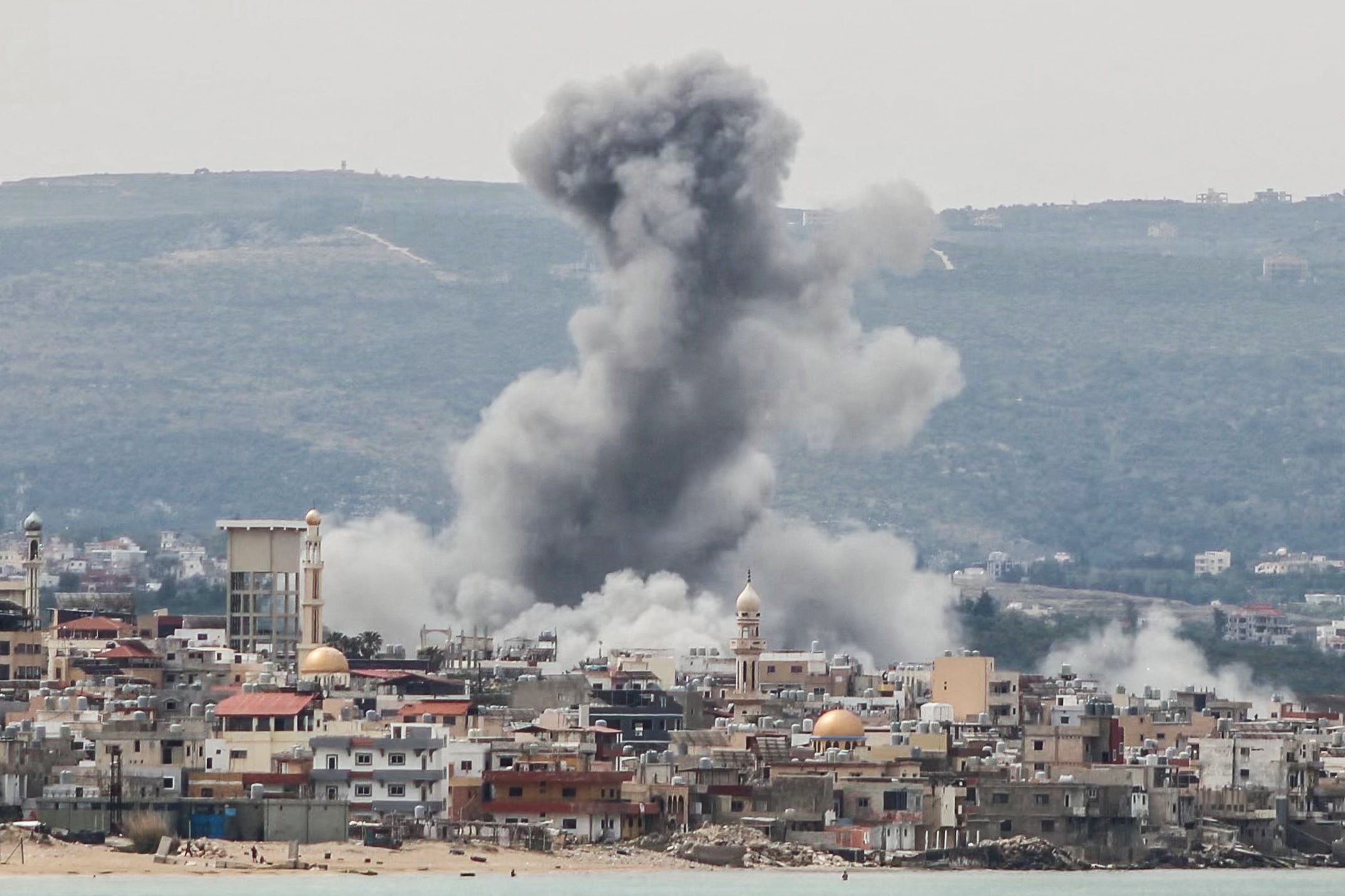 Una columna de humo se eleva tras un ataque aéreo israelí contra la zona de Ras al Ain, en Líbano, el martes 12 de mayo