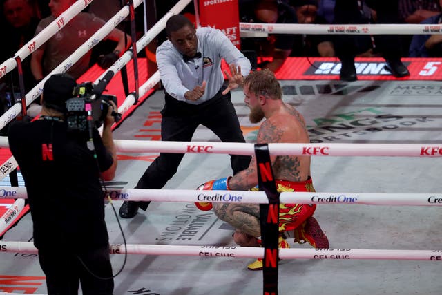 <p>Jake Paul (derecha) durante su derrota por nocaut técnico ante Anthony Joshua en diciembre</p>