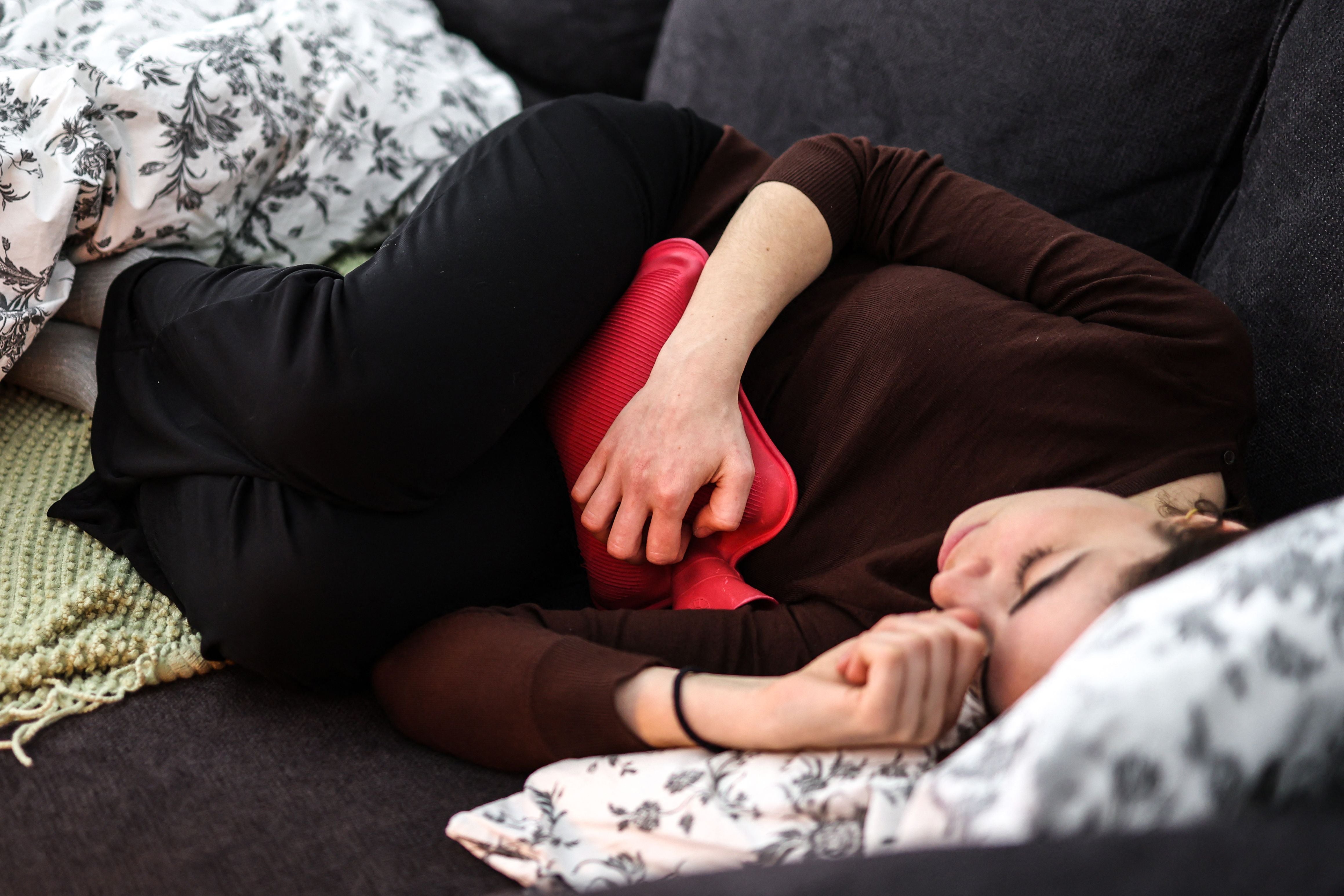 El síndrome de ovario poliquístico suele provocar dolor pélvico crónico y fuertes dolores menstruales