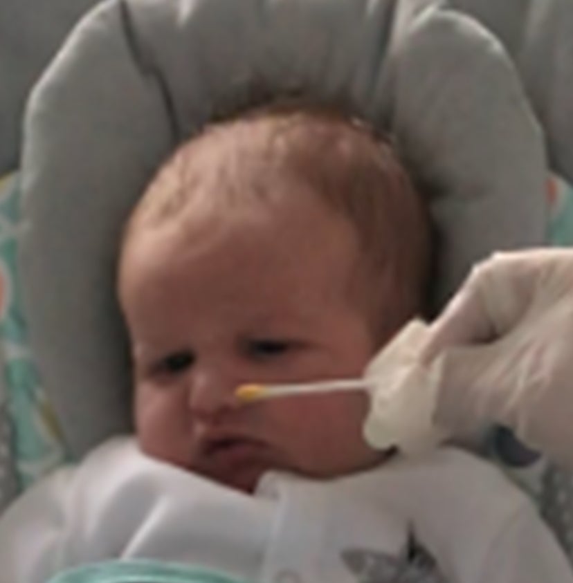 Un niño cuya madre consumió cápsulas de kale durante el embarazo como parte de un experimento controlado reacciona de forma más negativa al olor de la zanahoria, durante una prueba realizada alrededor de tres semanas después de nacer