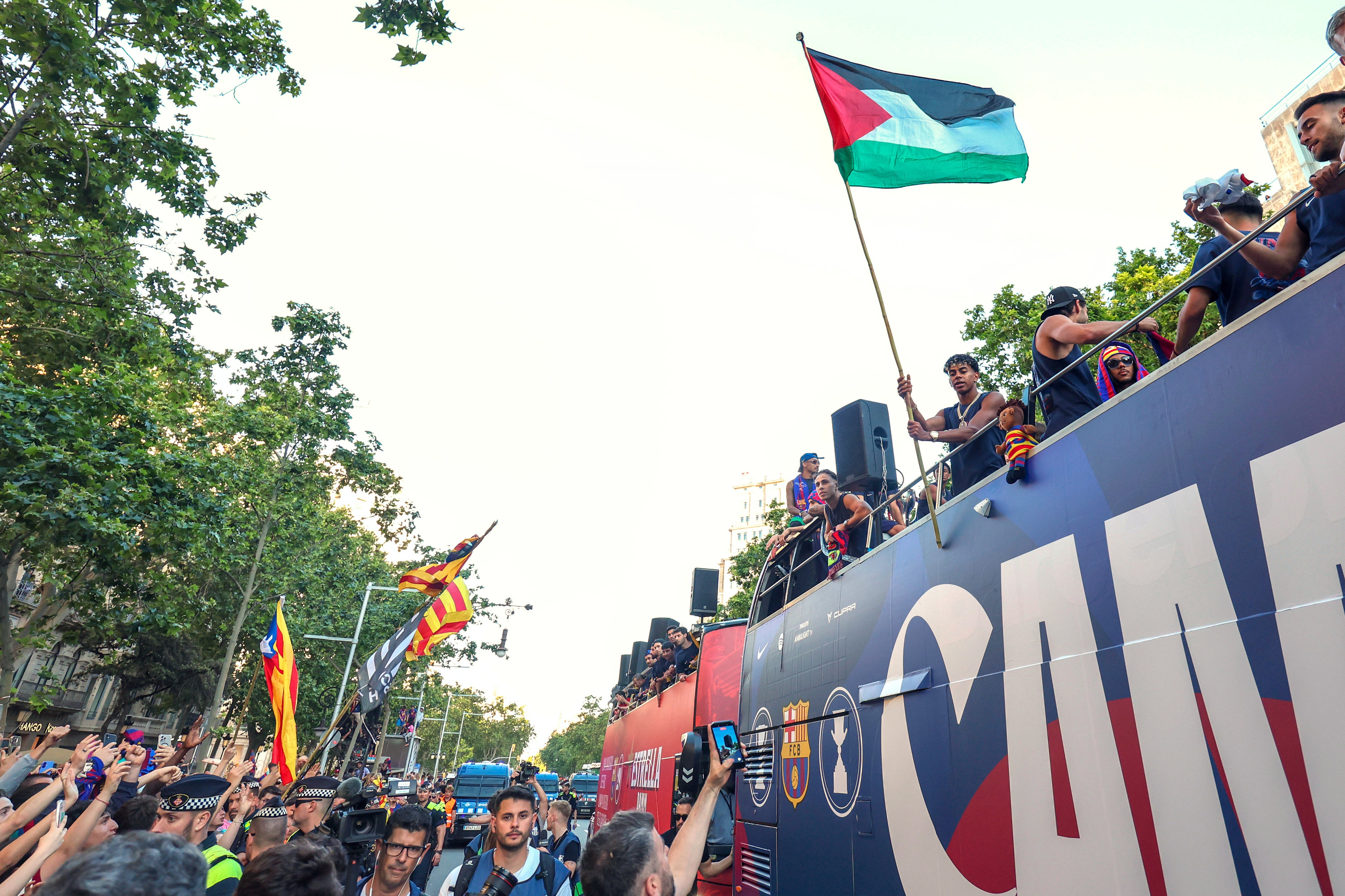 "Es mayor de edad": Flick responde a Lamine por ondear bandera palestina en festejo del Barcelona