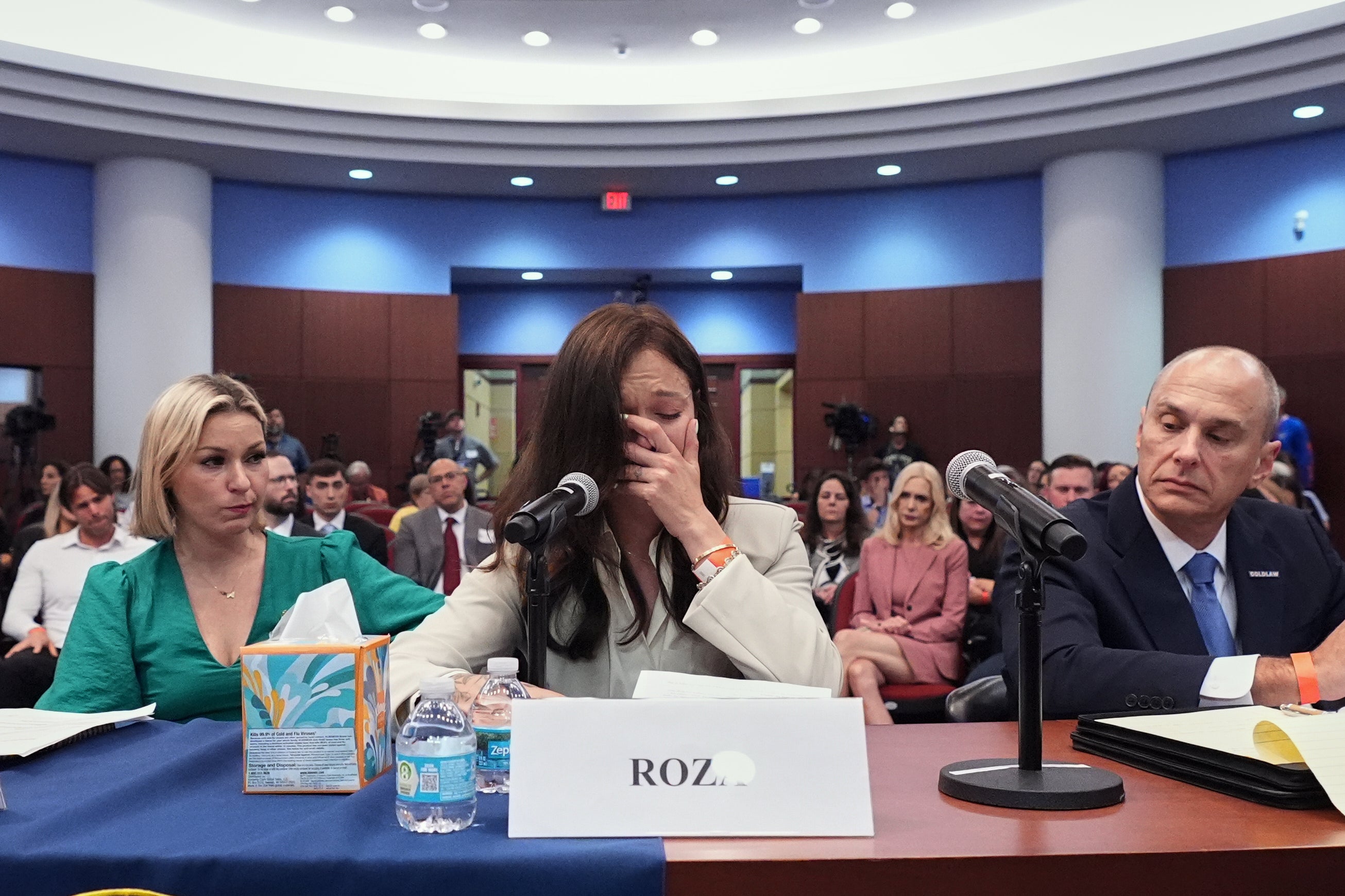 Una mujer identificada como Roza afirmó que el Departamento de Justicia no ocultó su nombre en la publicación de millones de documentos vinculados a Epstein, quien abusó de ella durante tres años después de su acuerdo judicial en Florida