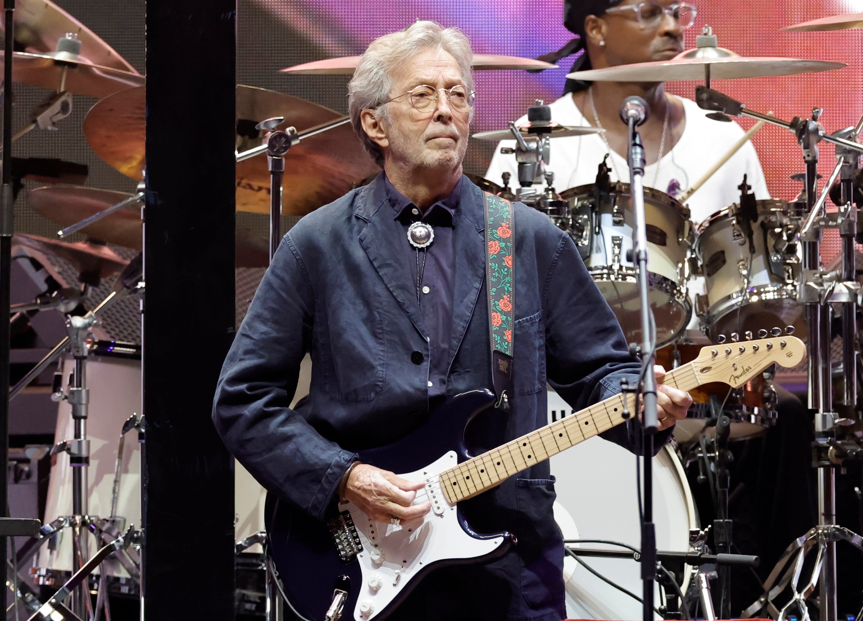Eric Clapton tuvo que acortar un concierto en Madrid después de que lo golpeó un objeto lanzado desde el público