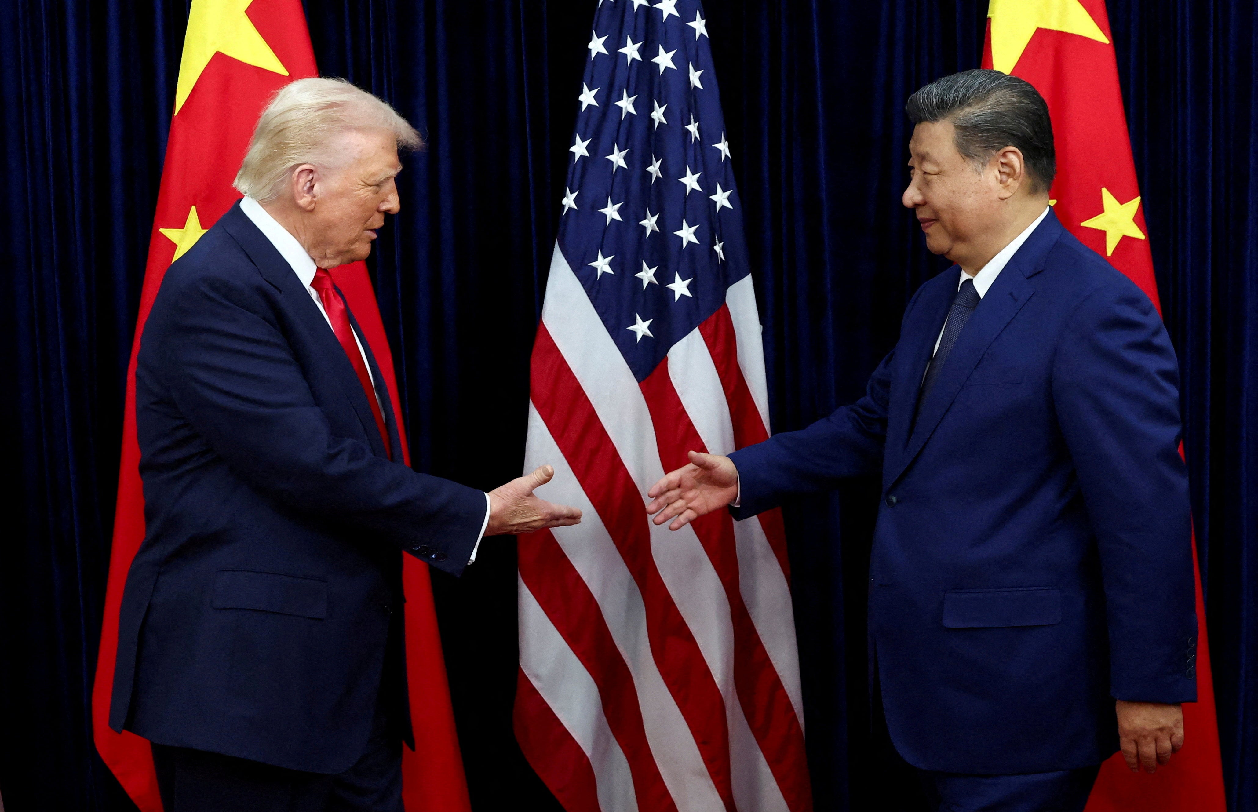 Donald Trump estrecha la mano de Xi Jinping durante una reunión bilateral celebrada en el Aeropuerto Internacional de Gimhae, al margen de la cumbre de la Cooperación Económica Asia-Pacífico (APEC), en Busan, Corea del Sur, el 30 de octubre de 2025