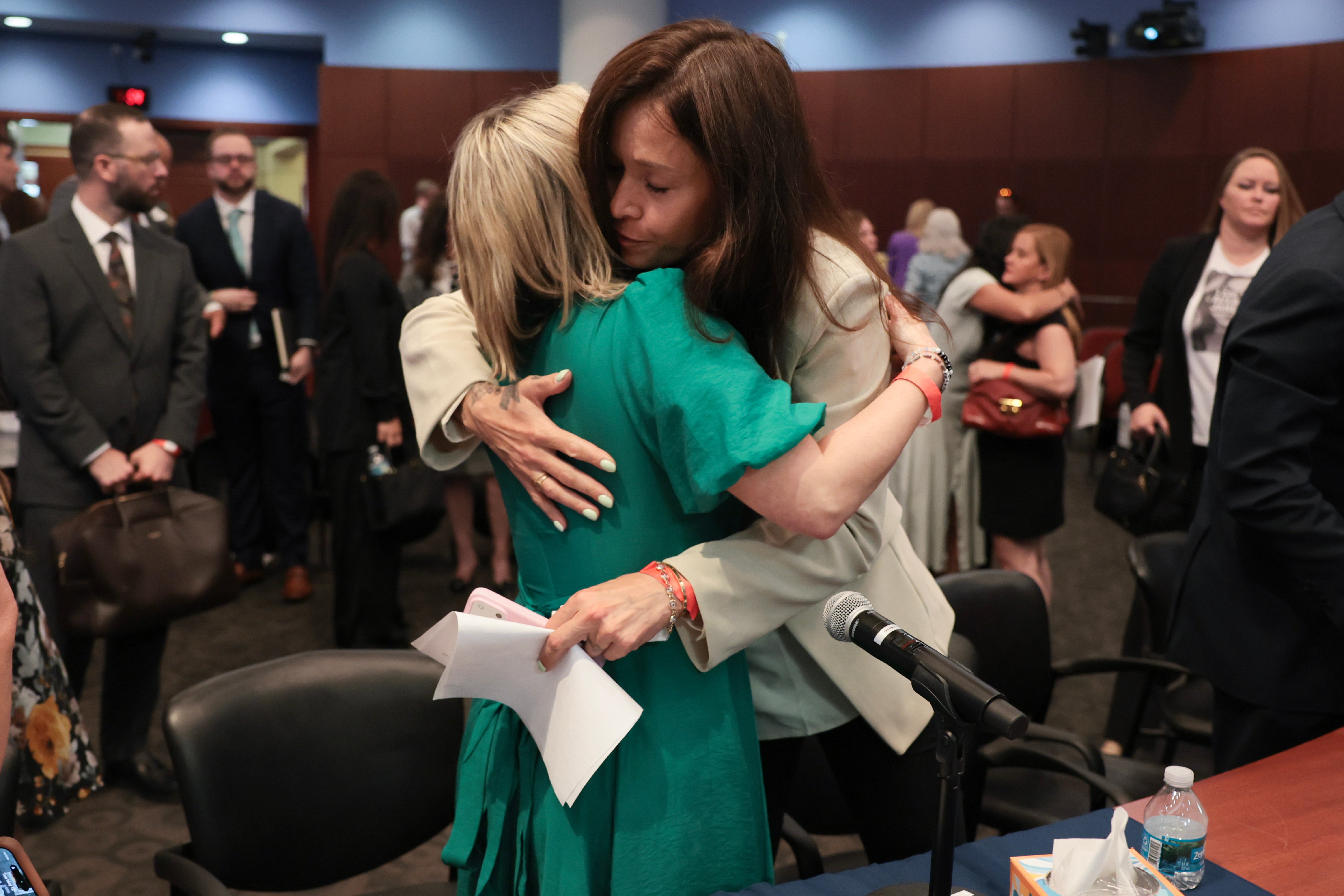 La testigo fue consolada por otra sobreviviente de abusos, Dani Hannah Bensky, después de entregar su testimonio