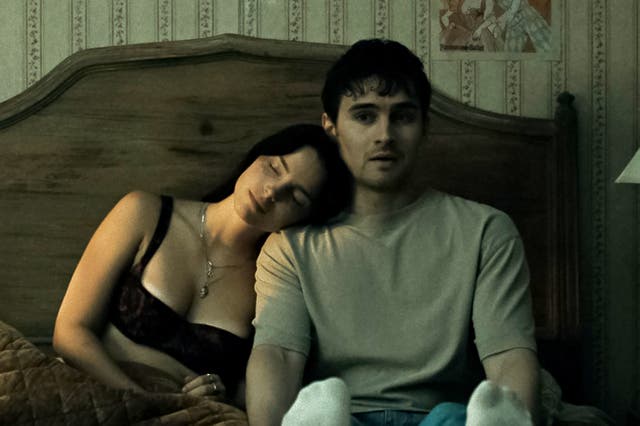 <p>Inde Navarrette y Michael Johnston en ‘Obsesión’, de Curry Barker</p>