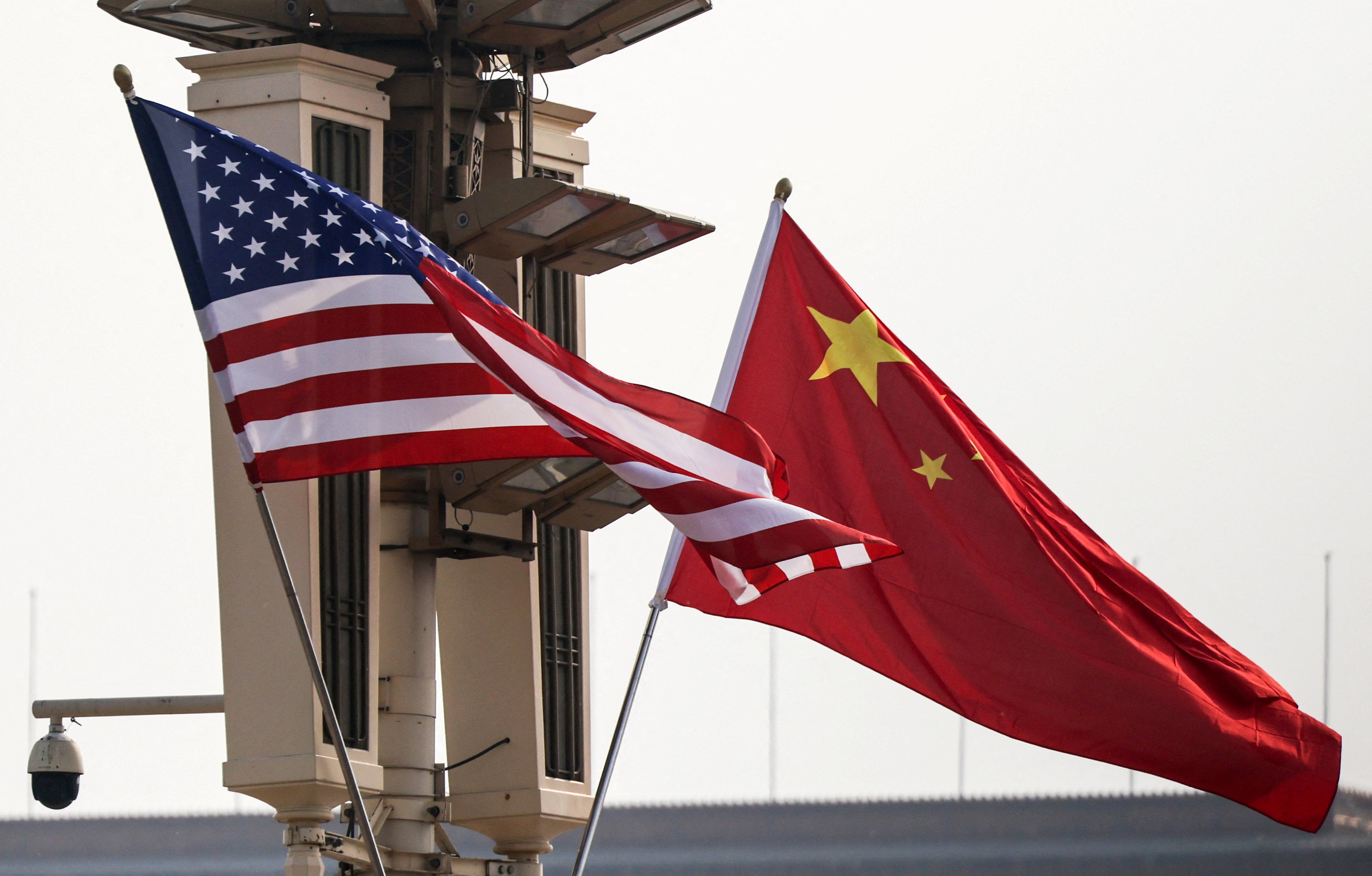 Las banderas nacionales de EE. UU. y China ondean en la plaza de Tiananmen, antes de la visita del presidente estadounidense Donald Trump a China, en Pekín, China, el 13 de mayo de 2026