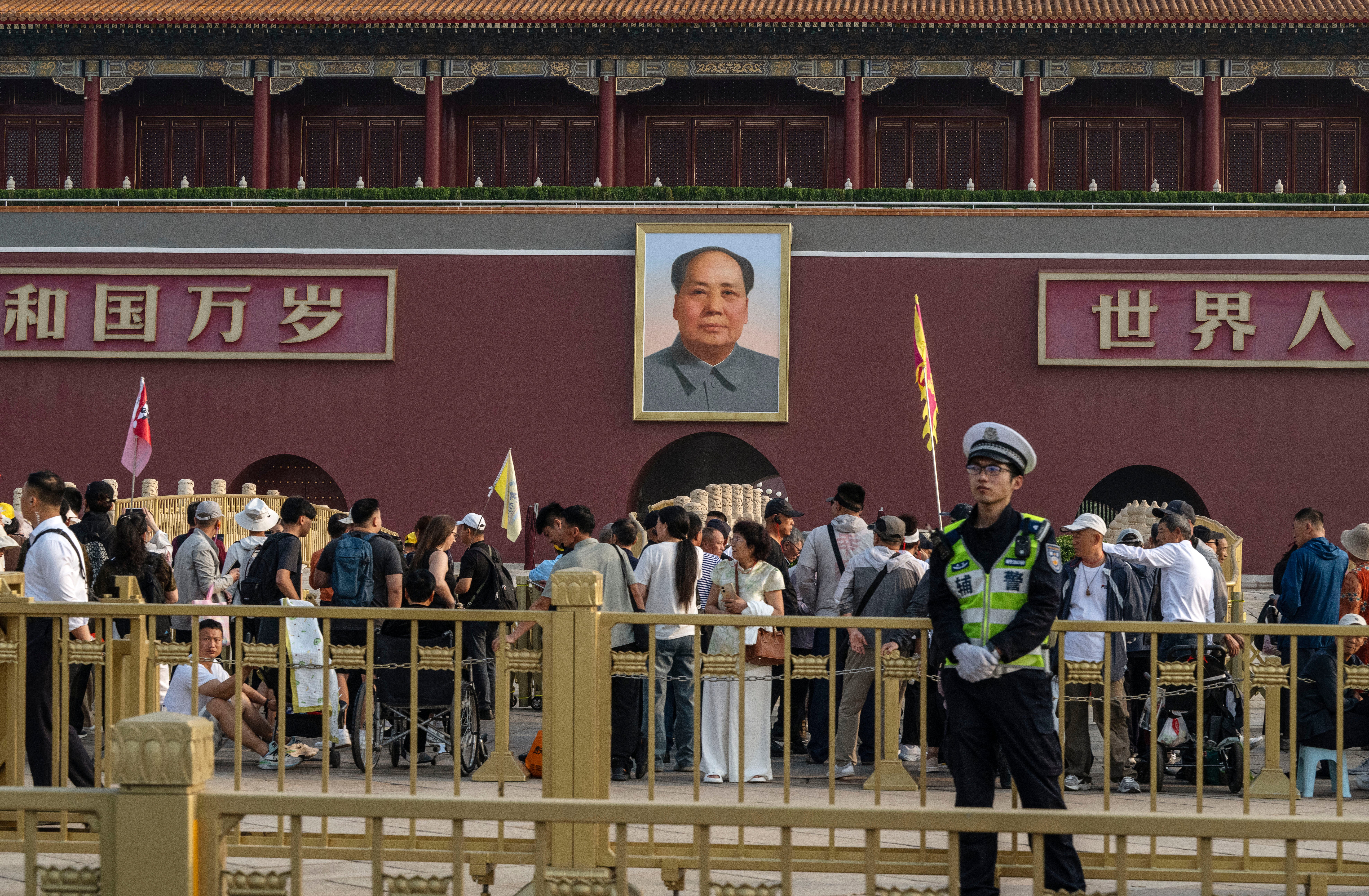 Unos turistas se encuentran frente a la Puerta de Tiananmen mientras un agente de policía monta guardia el 13 de mayo de 2026 en Pekín, China. El presidente de EE. UU., Donald Trump, llegará a Pekín el 13 de mayo para celebrar una cumbre de dos días con el presidente chino, Xi Jinping. Será la primera visita a China de un líder estadounidense desde la última visita de Trump en 2017