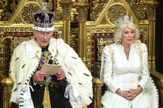 El rey Carlos III presenta la agenda del gobierno mientras crece presión sobre Starmer