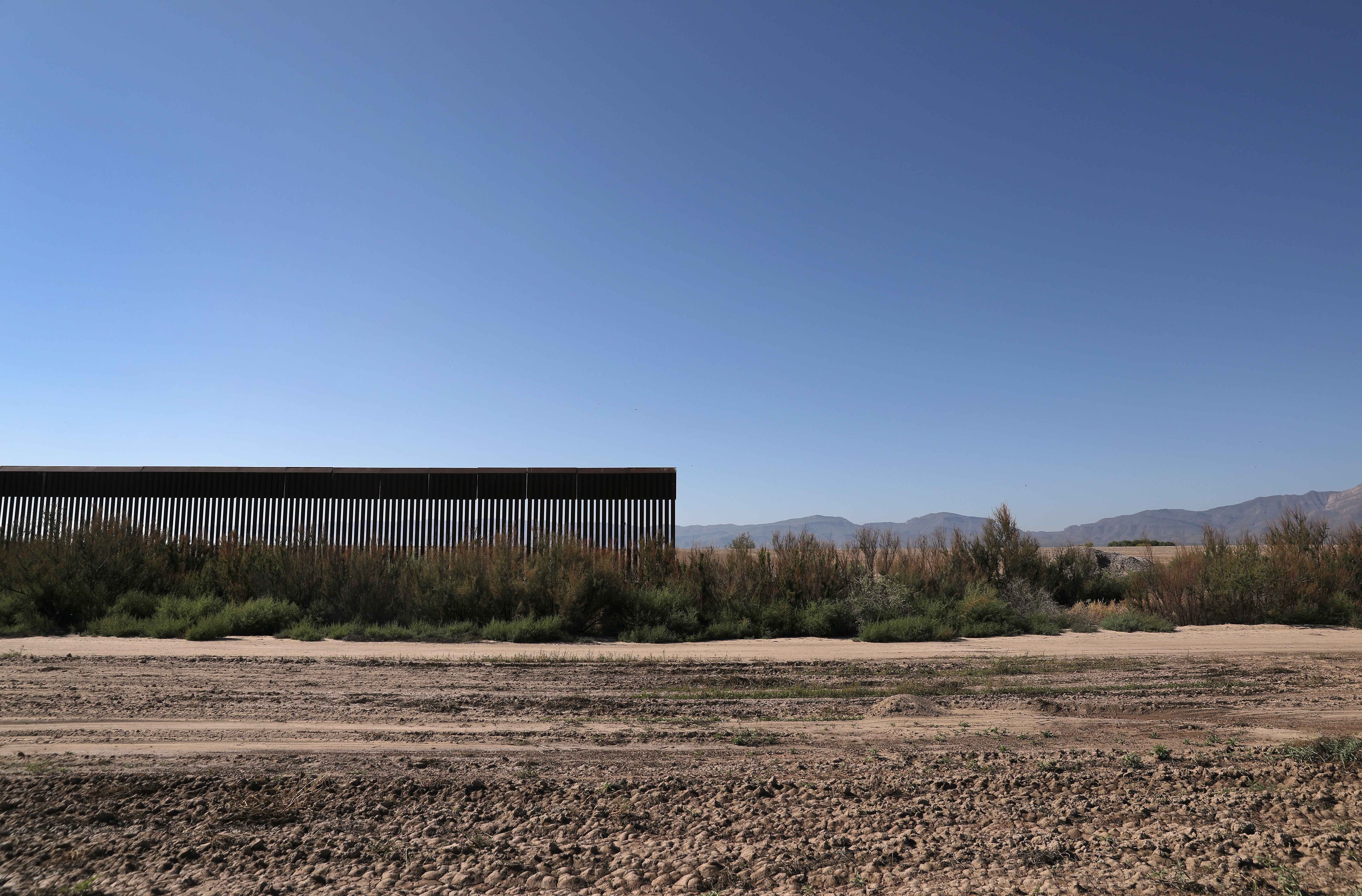 Una reacción similar por parte de los propietarios privados del oeste de Texas ya ha obligado al Gobierno a retirar o retrasar la construcción de tramos del muro en varios parques nacionales y estatales