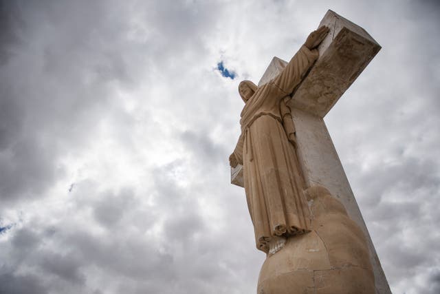 <p>La batalla legal gira en torno a la base del monte Cristo Rey, donde se erige una histórica estatua de Cristo de piedra caliza de 8,8 m de altura que sirve de faro espiritual para la región</p>