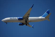 Asistentes de vuelo de United Airlines aprueban contrato con alza salarial y pago por embarque